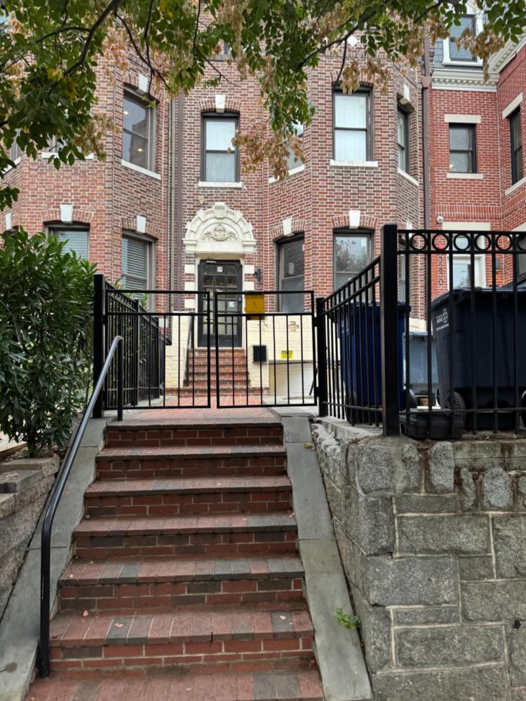 Large DUPLEX Apt 2Bdrm 1Den-Metro